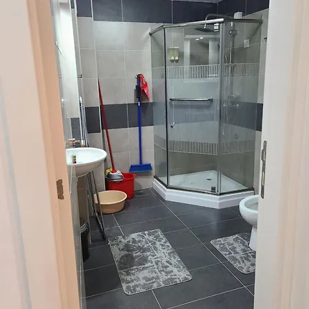 B 8 - Lapcevic U Zgradi Mujen Lux, * コパオニク