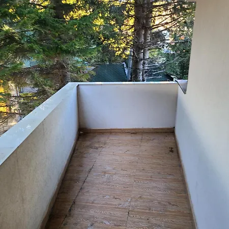 B 8 - Lapcevic U Zgradi Mujen Lux,