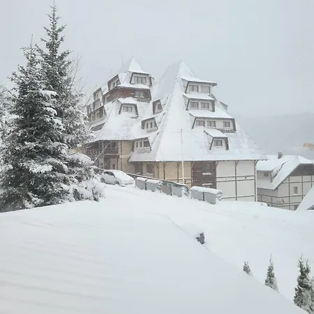 B 8 - Lapcevic U Zgradi Mujen Lux, *