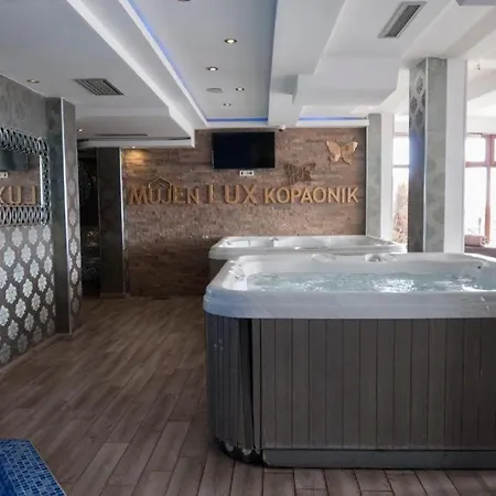 B 8 - Lapcevic U Zgradi Mujen Lux, アパート *