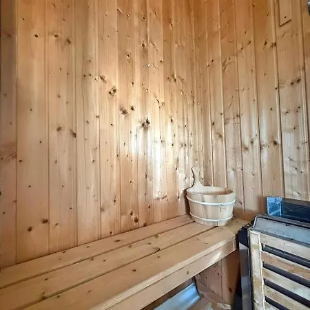 B 8 - Lapcevic U Zgradi Mujen Lux, *