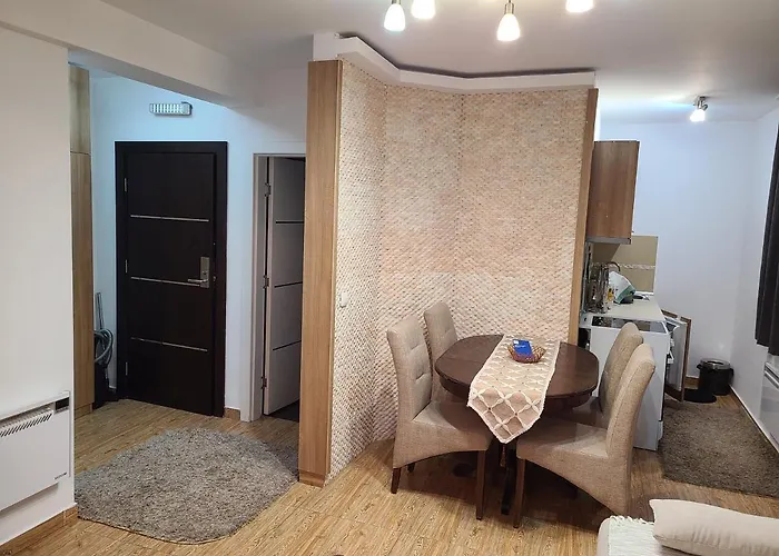 B 8 - Lapcevic U Zgradi Mujen Lux, * קופאוניק