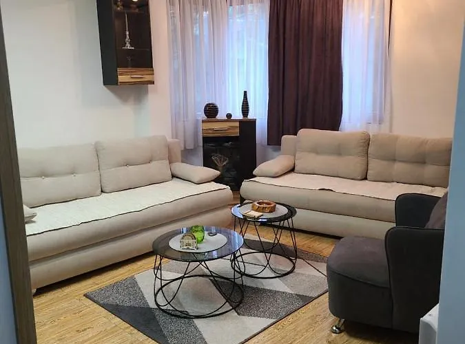 B 8 - Lapcevic U Zgradi Mujen Lux,