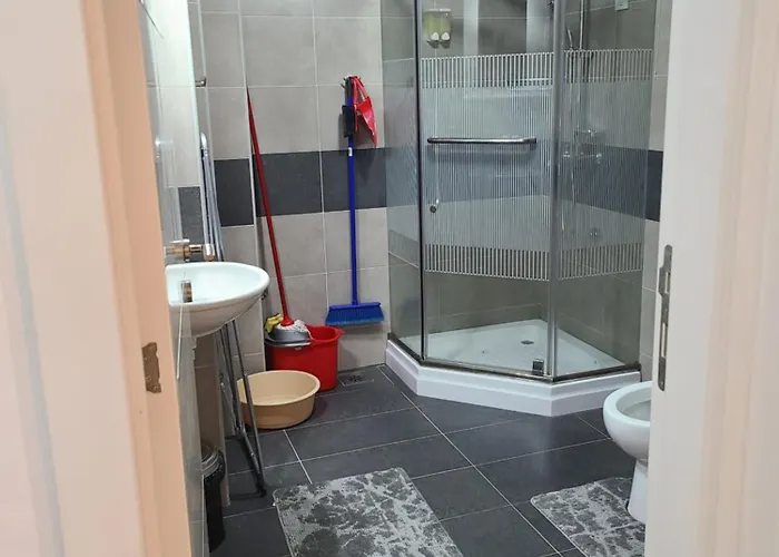 B 8 - Lapcevic U Zgradi Mujen Lux, * קופאוניק