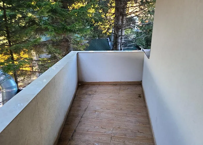 B 8 - Lapcevic U Zgradi Mujen Lux,