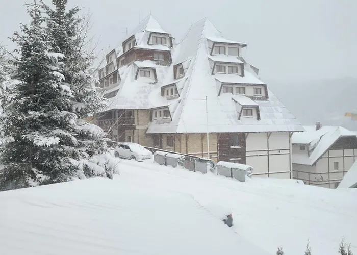 B 8 - Lapcevic U Zgradi Mujen Lux, *