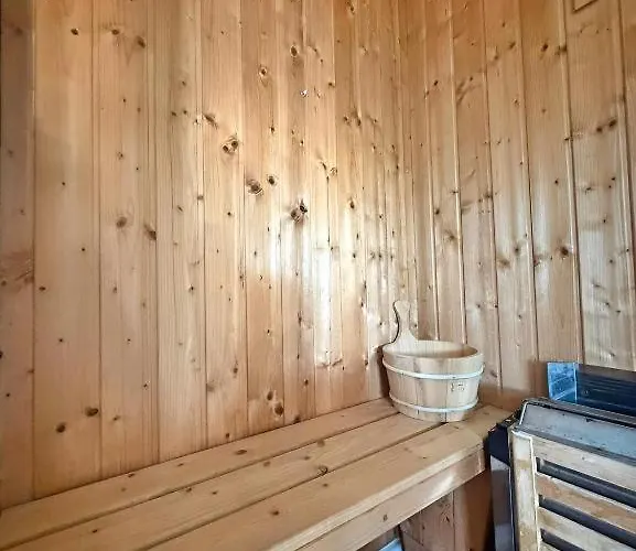 B 8 - Lapcevic U Zgradi Mujen Lux, *